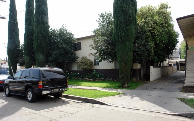 The Strathern in Panorama City, CA - Foto de edificio - Building Photo