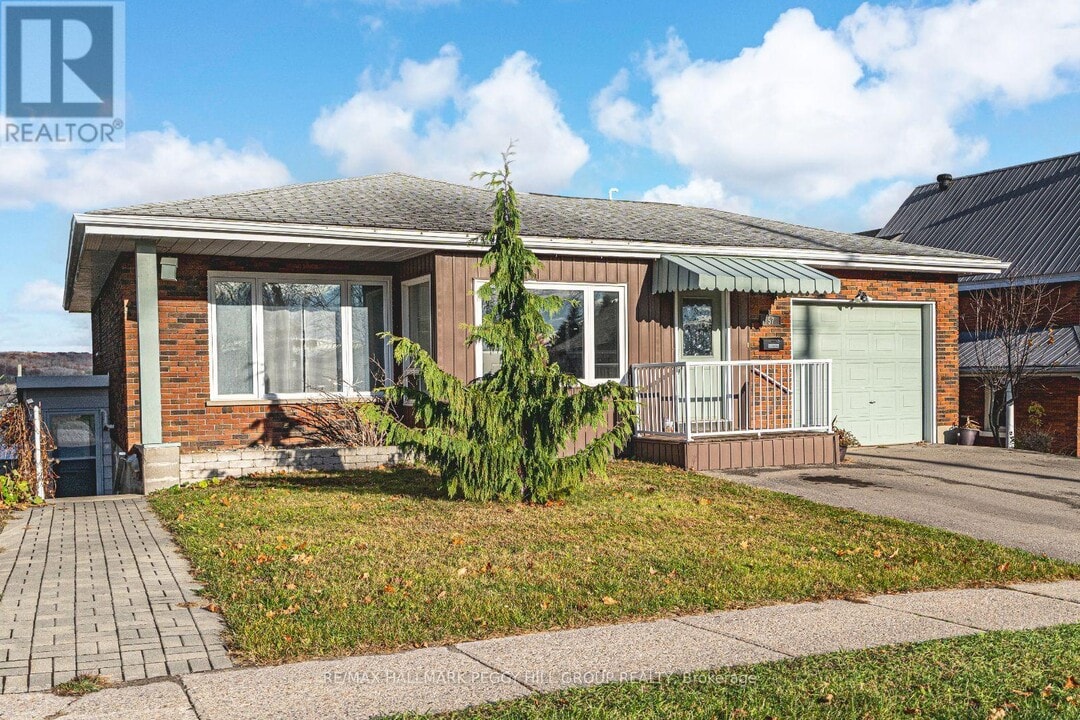 57 Poyntz St in Penetanguishene, ON - Building Photo