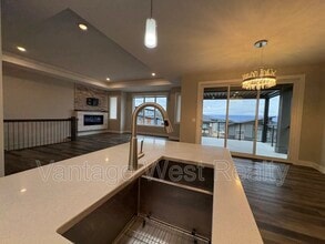 2580 Crown Crest Dr in West Kelowna, BC - Building Photo - Building Photo