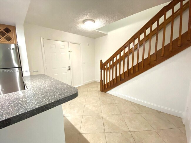 9371 Fontainebleau Blvd in Miami, FL - Building Photo - Building Photo