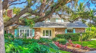 4 Via Lucindia Dr S in Stuart, FL - Building Photo