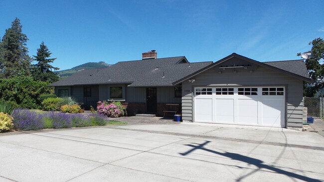 1958 Sherman Ave in Hood River, OR - Building Photo - Building Photo