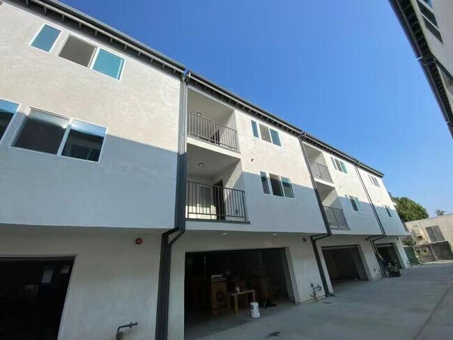 3702 S Island Way in Los Angeles, CA - Foto de edificio - Building Photo