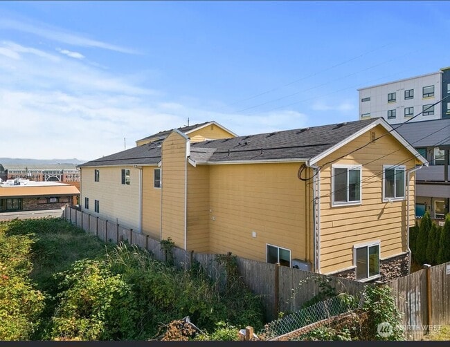 3128 Broadway, Unit Unit C in Everett, WA - Foto de edificio - Building Photo