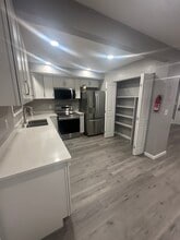 1410 Juneau St, Unit 4 in Anchorage, AK - Building Photo - Building Photo