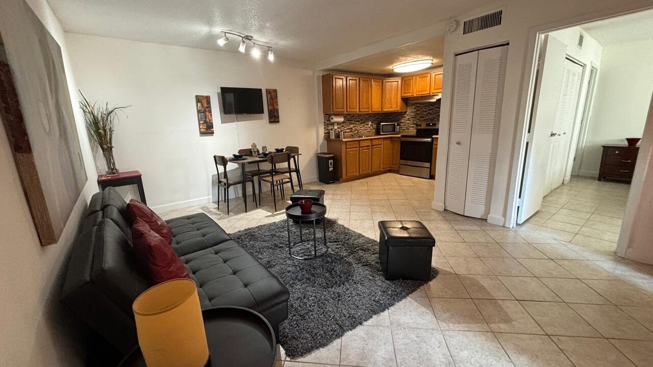 6519 W Newberry Rd, Unit 908 in Gainesville, FL - Building Photo