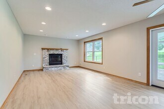 2202 Marilyn Ave in Eagan, MN - Building Photo - Building Photo