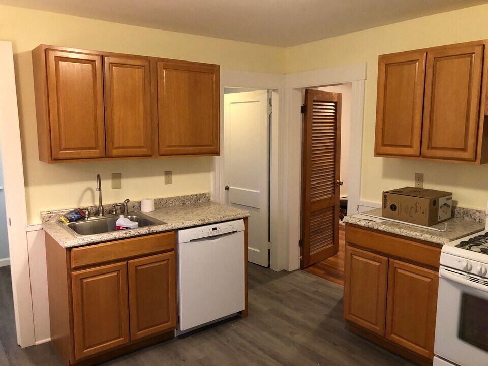 326 Winthrop St, Unit 2-3 floors in Torrington, CT - Building Photo