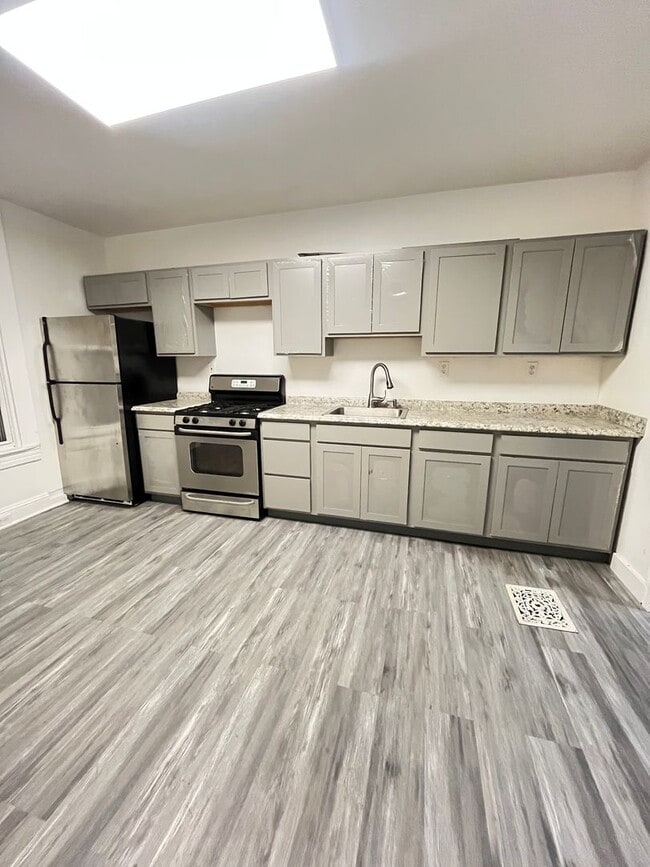 property at 639 N Kenwood Ave