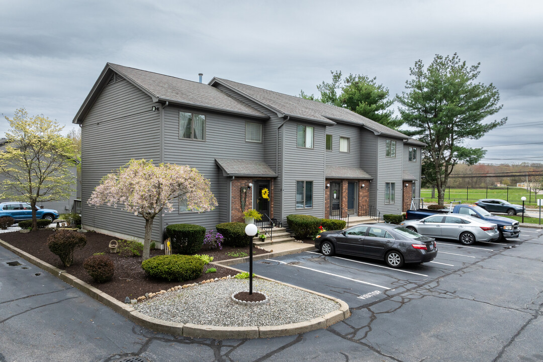 Pond View Condominiums in Cranston, RI - Building Photo