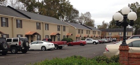 Colonial Arms Apartments in Starkville, MS - Building Photo