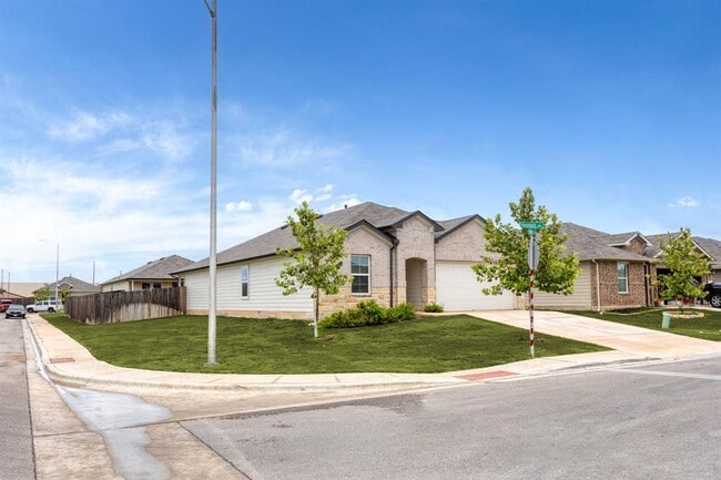 1421 Havelock Wy in Lockhart, TX - Building Photo - Building Photo