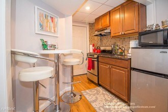 1029 Beacon St-Unit -# A in Brookline, MA - Foto de edificio - Building Photo