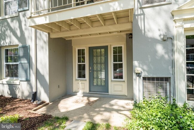 8318 Kingsgate Rd in Springfield, VA - Foto de edificio - Building Photo