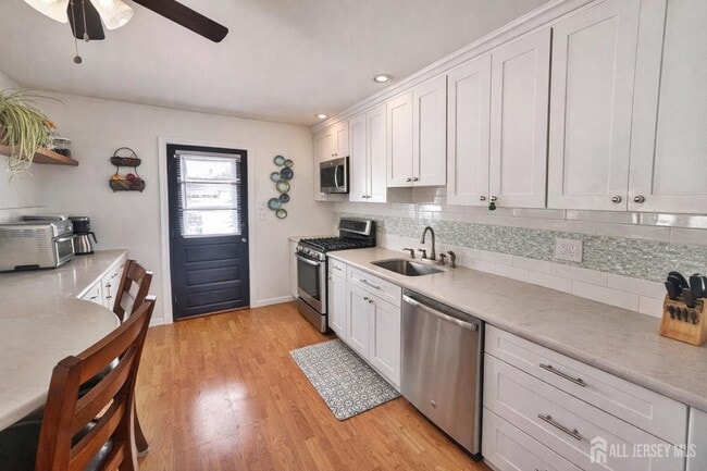 100 Pinetree Dr in Sayreville, NJ - Building Photo - Building Photo