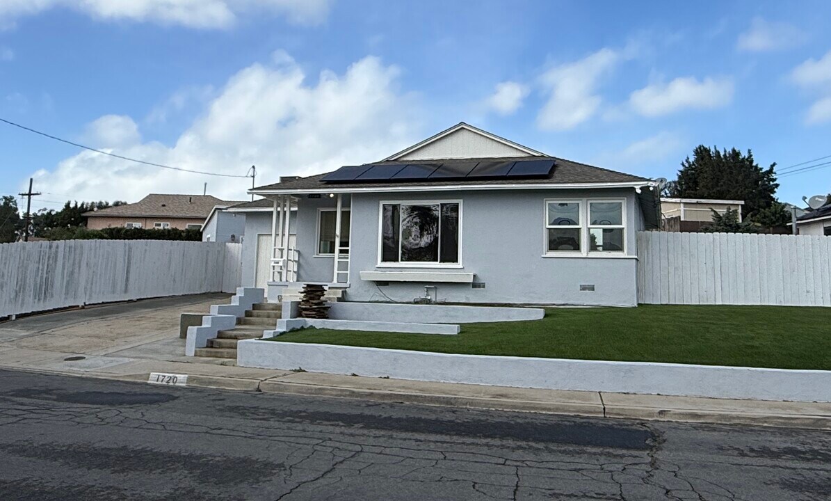 1720 Midvale Dr in San Diego, CA - Building Photo