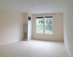 2 Saint Paul St, Unit #309 in Brookline, MA - Foto de edificio - Building Photo