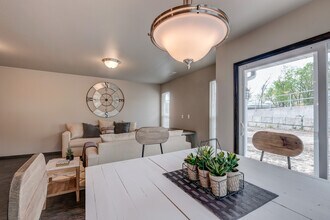 1929 Broadway St in Joplin, MO - Foto de edificio - Building Photo