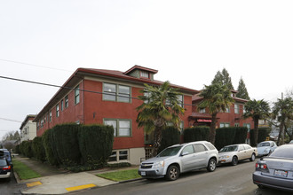 Santa Monica Court Apartments in Portland, OR - Foto de edificio - Building Photo