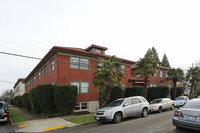 Santa Monica Court Apartments in Portland, OR - Building Photo - Building Photo