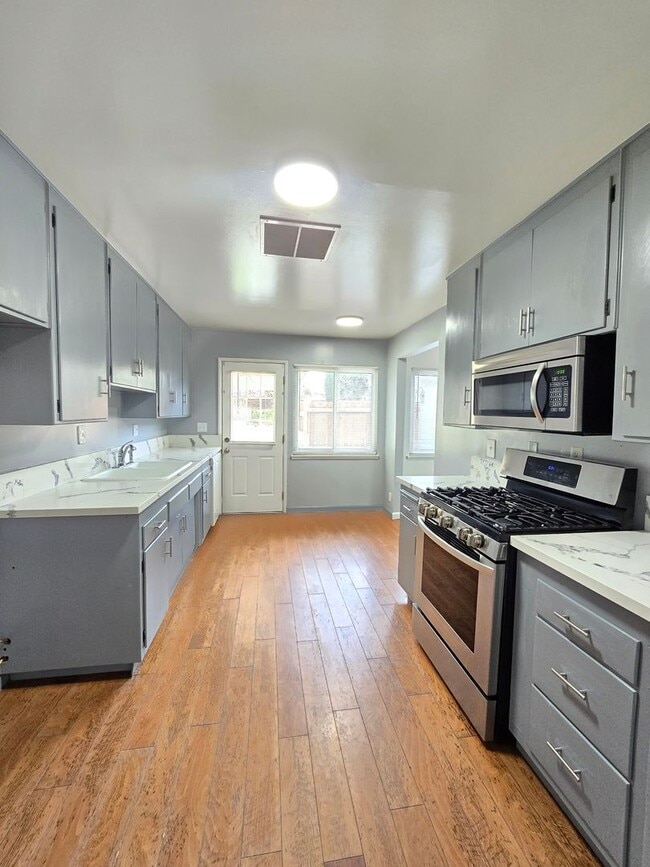 45114 16th St W in Lancaster, CA - Building Photo - Building Photo