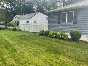 463 Gibbs Pond Rd, Unit Back in Nesconset, NY - Foto de edificio - Building Photo