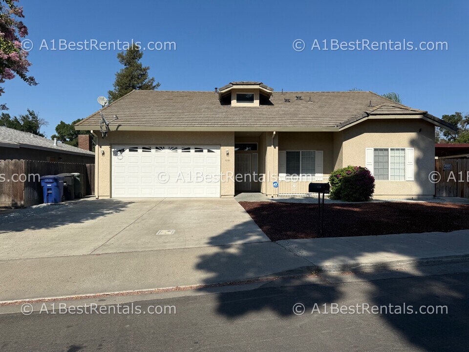 1216 McGuire Dr in Modesto, CA - Building Photo
