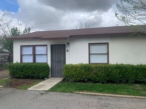 824 Roberts Ln in Bakersfield, CA - Building Photo - Building Photo