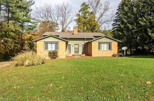 8224 N Akins Rd in North Royalton, OH - Building Photo