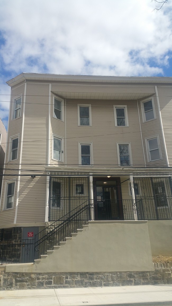 292 Woodworth Ave in Yonkers, NY - Building Photo - Building Photo