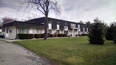 Pinecrest Apartments in Oxford, MI - Building Photo - Building Photo