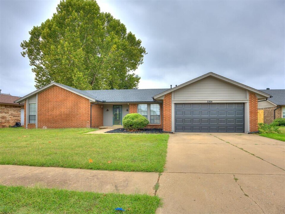 3306 Rambling Oaks Dr in Norman, OK - Building Photo