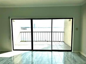 351 Lakeside Ln in Houston, TX - Building Photo - Building Photo