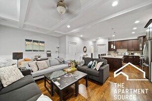 1324 W Grand Ave in Chicago, IL - Building Photo