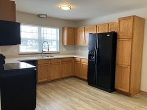 1442 Oriole Dr in Hartford, WI - Building Photo - Building Photo