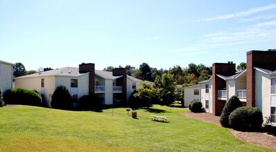 Fox Hollow Apartment Homes in High Point, NC - Foto de edificio - Building Photo