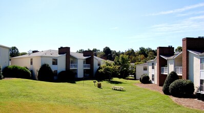 Fox Hollow Apartment Homes in High Point, NC - Building Photo - Building Photo