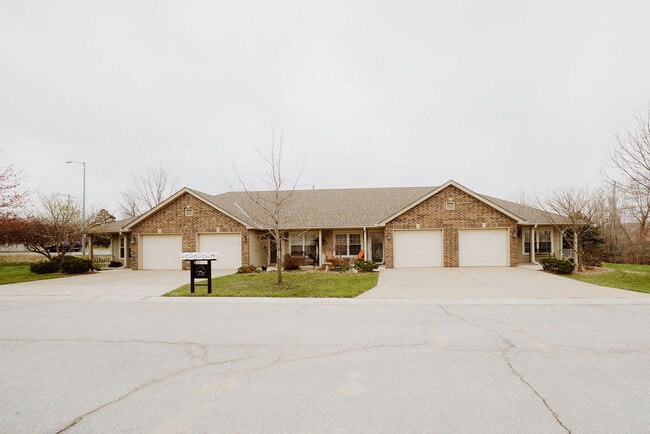 Pebblebrooke Villas in Basehor, KS - Building Photo - Building Photo