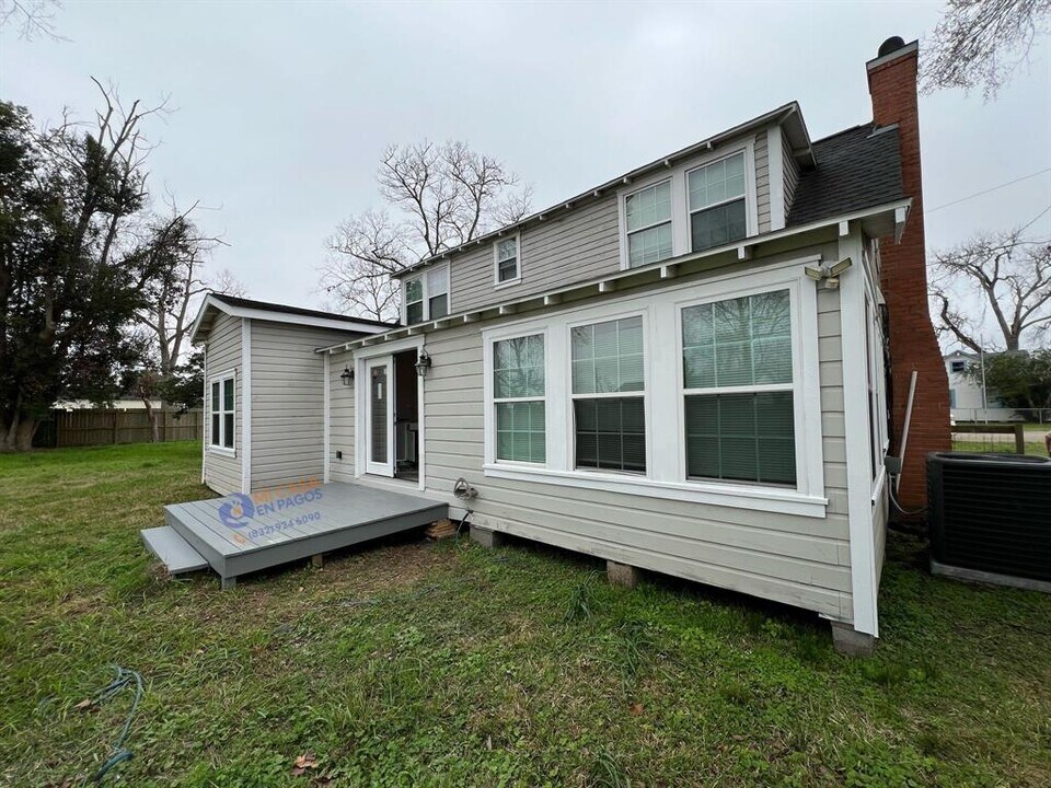 109 W Alabama St in Brazoria, TX - Building Photo