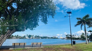 1094 Redwood St in Hollywood, FL - Foto de edificio - Building Photo