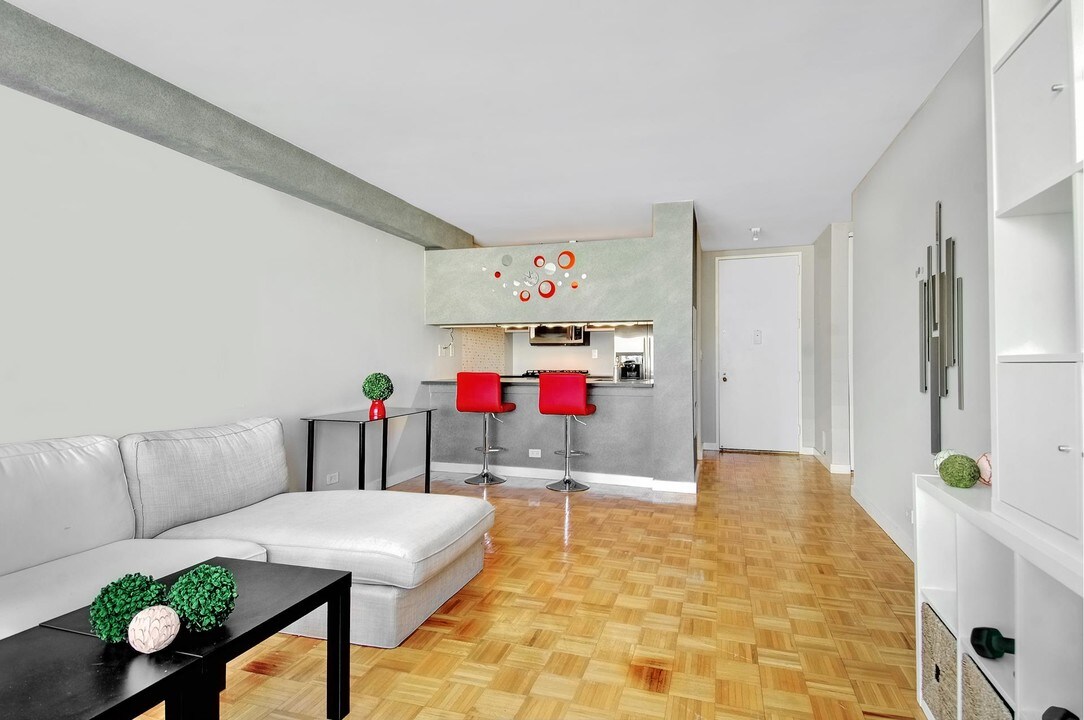 393 W 49th St in New York, NY - Building Photo