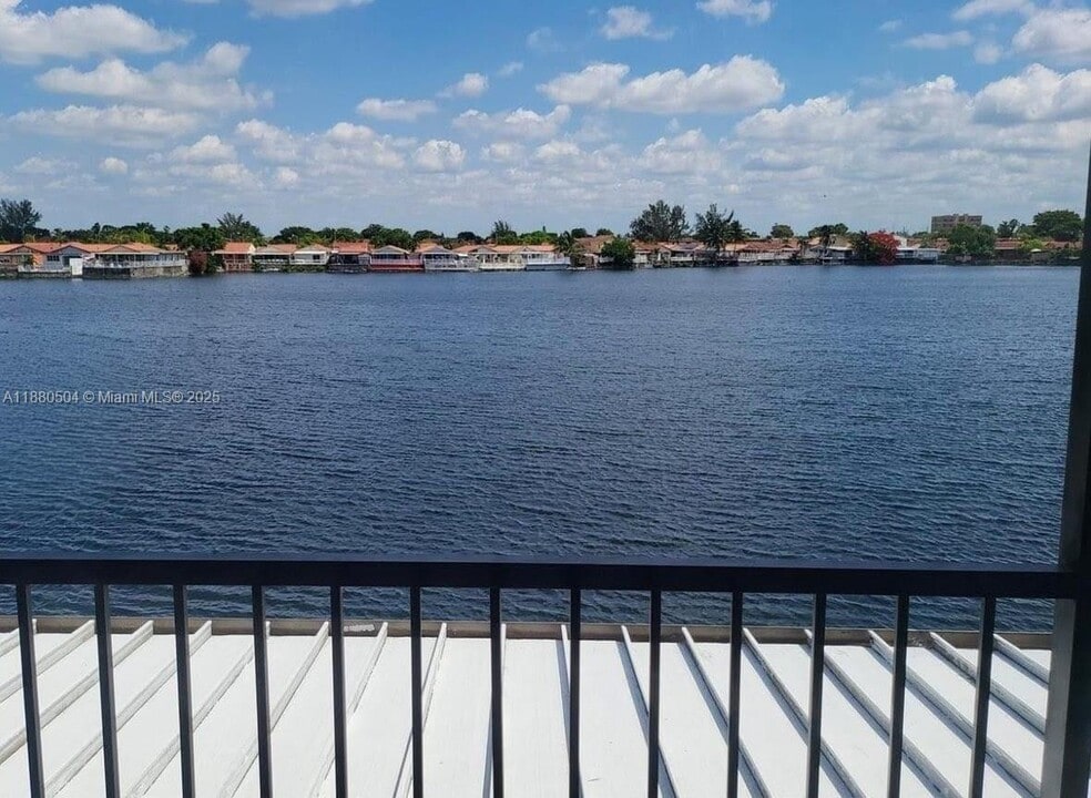 2531 W 60th Pl in Hialeah, FL - Foto de edificio