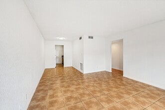 Lakeside Condominiums in Lauderdale Lakes, FL - Foto de edificio - Building Photo