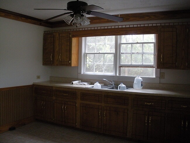 12 Farmer Rd NW in Cartersville, GA - Foto de edificio - Building Photo