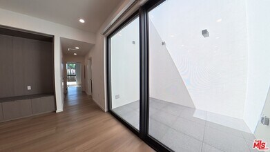 5119 Colfax Ave in Los Angeles, CA - Foto de edificio - Building Photo