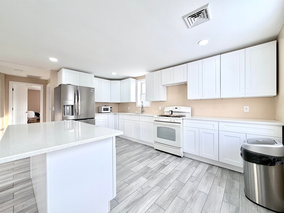 1572 Summit Ave in Hillside, NJ - Building Photo