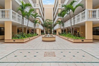 6650 Sunset Way, Unit 112 in St Pete Beach, FL - Foto de edificio - Building Photo