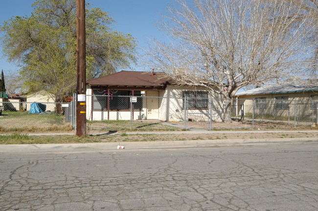 45045-45047 Redwood Ave in Lancaster, CA - Foto de edificio - Building Photo