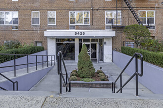 5425 Valles Ave in Riverdale, NY - Foto de edificio - Building Photo