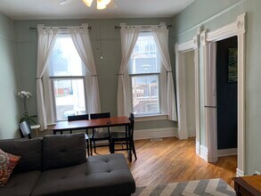 3015 N Clifton Ave, Unit #1R in Chicago, IL - Building Photo - Building Photo